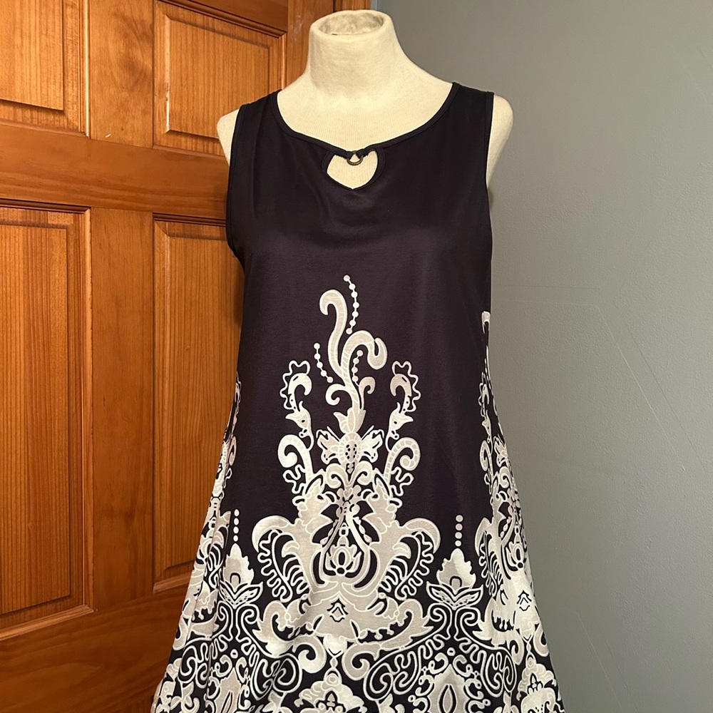 Elegant Black and White Sleeveless Dress